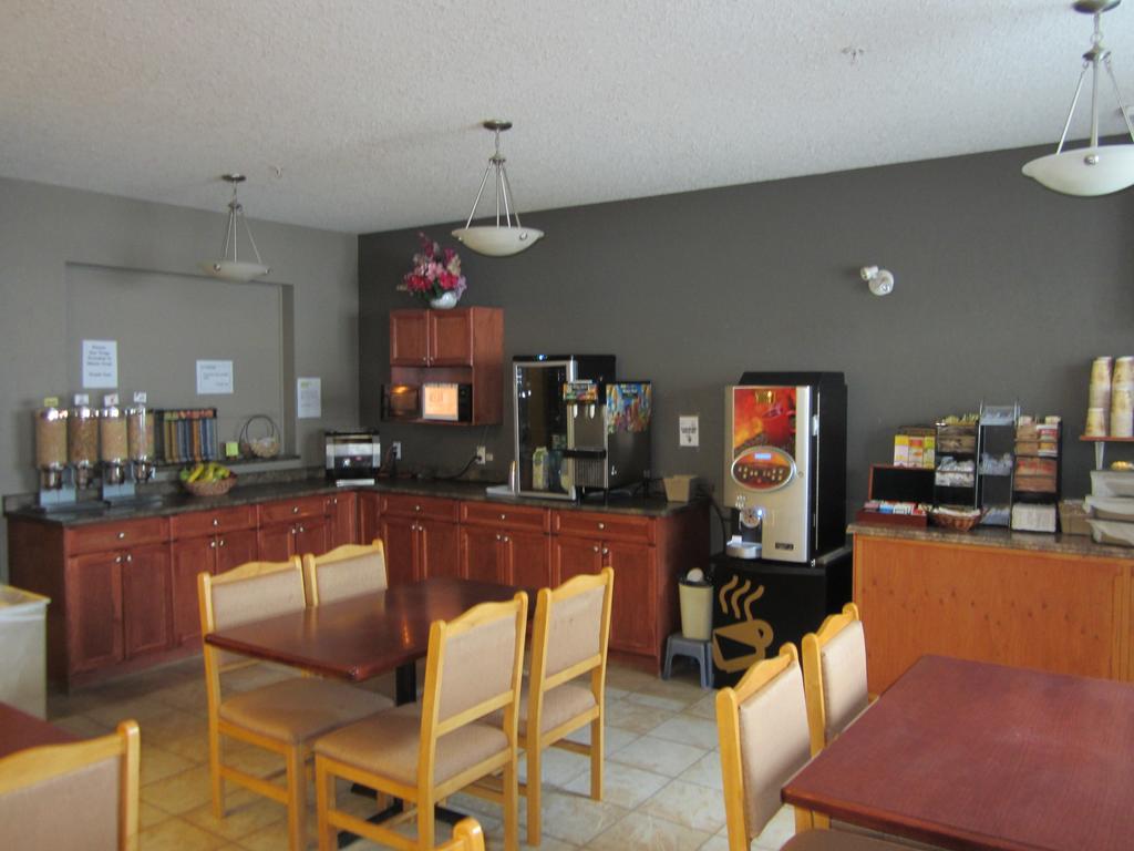 Lakeview Inns & Suites - Fort Nelson Exterior foto