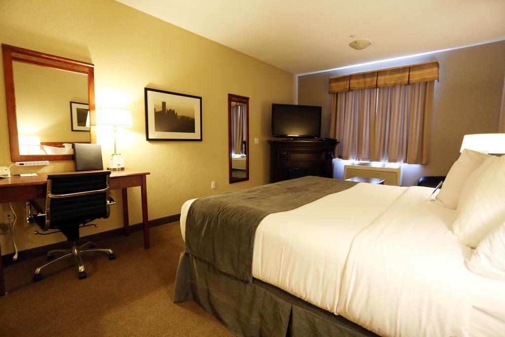 Lakeview Inns & Suites - Fort Nelson Exterior foto