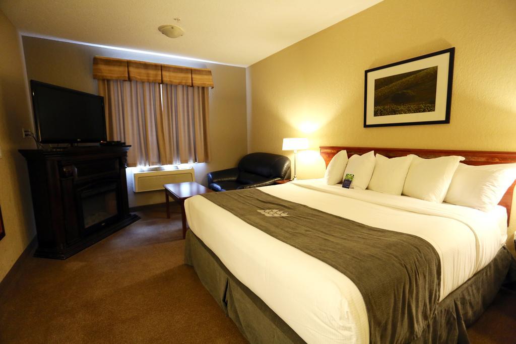 Lakeview Inns & Suites - Fort Nelson Exterior foto
